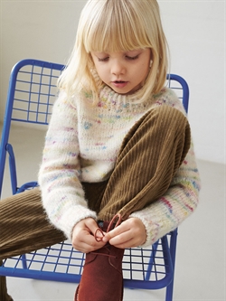 Debutant Sweater Junior 2401-05 Strikket i Poppy fra Sandnes Garn